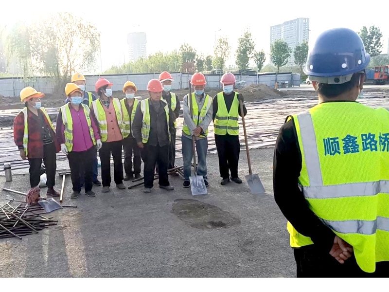 濟寧共青團路北延高鐵施工現(xiàn)場